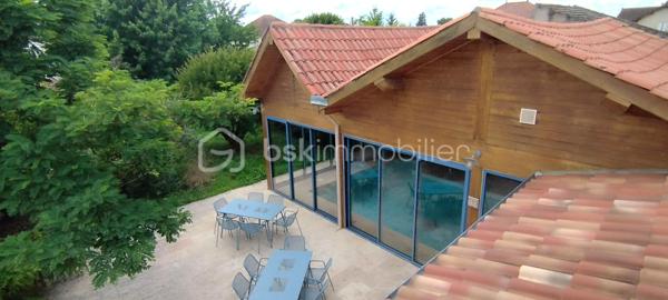 A vendre Damazan centre, au coeur de la Nouvelle Aquitaine, Maison de maitre en pierre, proche péage, commerces, établissements scolaires, lac... 
En osmose avec son écrin de verdure, venez profiter de cette somptueuse maison décorée avec goût. 
Cette demeure vous surprend autant par son espace que par sa sérénité. 
Vous pouvez profiter :
- de prestations très appréciées comme : belle luminosité, chauffage central, climatisation, piscine intérieure...
- de l'espace : nombreuses chambres et salle d'eau, parking, garage, espaces extérieurs verdoyants...
L'élégance de ce lieu unique et privilégié, vous offre douceur de vivre et vous accueille dès à présent. 
Possibilité rendement locatif.
Coup de coeur assuré!