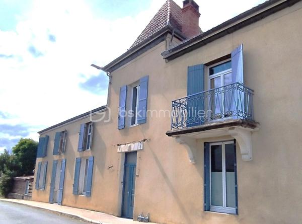 A vendre Damazan centre, au coeur de la Nouvelle Aquitaine, Maison de maitre en pierre, proche péage, commerces, établissements scolaires, lac... 
En osmose avec son écrin de verdure, venez profiter de cette somptueuse maison décorée avec goût. 
Cette demeure vous surprend autant par son espace que par sa sérénité. 
Vous pouvez profiter :
- de prestations très appréciées comme : belle luminosité, chauffage central, climatisation, piscine intérieure...
- de l'espace : nombreuses chambres et salle d'eau, parking, garage, espaces extérieurs verdoyants...
L'élégance de ce lieu unique et privilégié, vous offre douceur de vivre et vous accueille dès à présent. 
Possibilité rendement locatif.
Coup de coeur assuré!