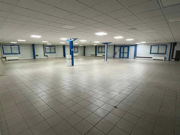 Local commercial et entrepôt de 1 569 m² sur terrain de 2 193 m² ? Beaurepaire (38270)