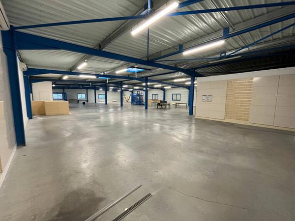 Local commercial et entrepôt de 1 569 m² sur terrain de 2 193 m² ? Beaurepaire (38270)