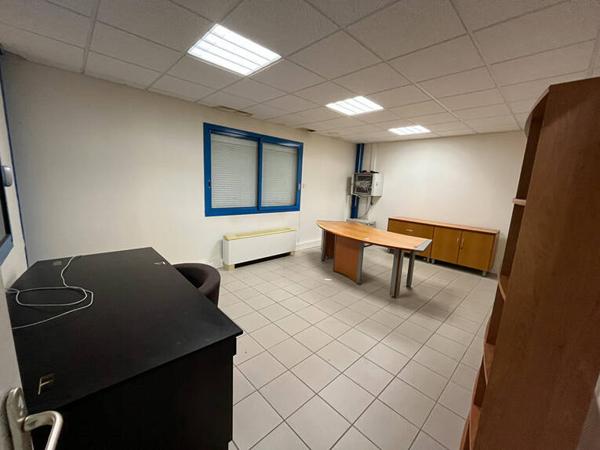 Local commercial et entrepôt de 1 569 m² sur terrain de 2 193 m² ? Beaurepaire (38270)