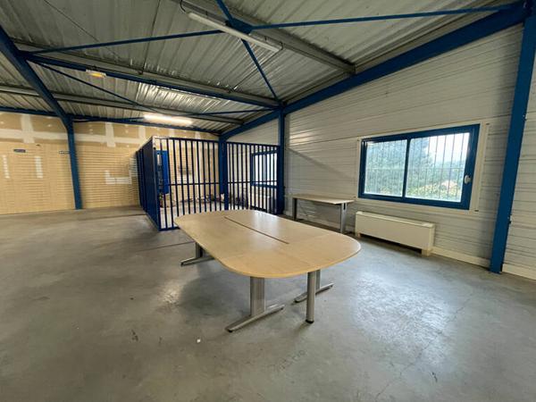 Local commercial et entrepôt de 1 569 m² sur terrain de 2 193 m² ? Beaurepaire (38270)