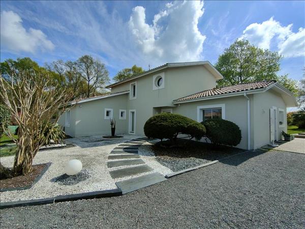 Maison à vendre |  Saint-Caprais-de-Bordeaux |  6 pièces | 212 m²