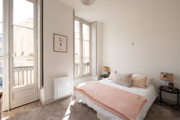 ARCHITECTURE BORDELAISE VALORISÉE -1800 -Appartement rénové avec balcons - Bordeaux