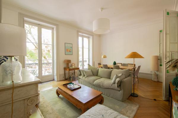 ARCHITECTURE BORDELAISE VALORISÉE -1800 -Appartement rénové avec balcons - Bordeaux
