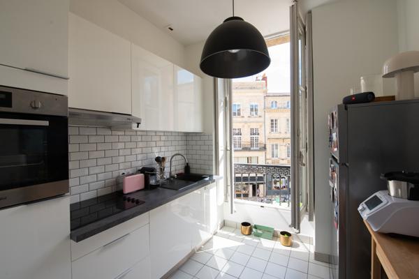 ARCHITECTURE BORDELAISE VALORISÉE -1800 -Appartement rénové avec balcons - Bordeaux