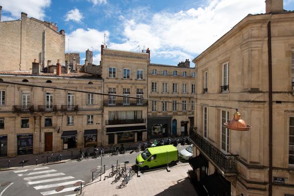 ARCHITECTURE BORDELAISE VALORISÉE -1800 -Appartement rénové avec balcons - Bordeaux