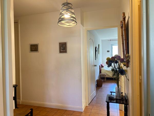Spacieux T4 traversant très calme avec terrasse sud et garage en sous-sol
