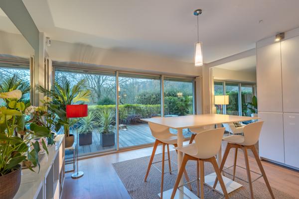 Ville-d'Avray (92410) Appartement atypique dans une copropriété de standing. Effet Maison !