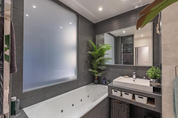 Ville-d'Avray (92410) Appartement atypique dans une copropriété de standing. Effet Maison !