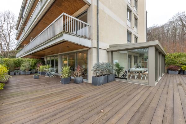 Ville-d'Avray (92410) Appartement atypique dans une copropriété de standing. Effet Maison !