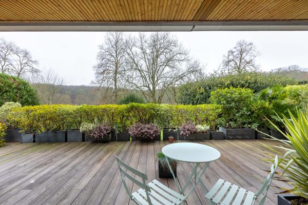 Ville-d'Avray (92410) Appartement atypique dans une copropriété de standing. Effet Maison !