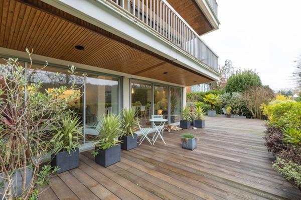 Ville-d'Avray (92410) Appartement atypique dans une copropriété de standing. Effet Maison !