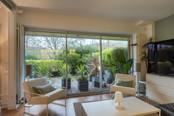 Ville-d'Avray (92410) Appartement atypique dans une copropriété de standing. Effet Maison !