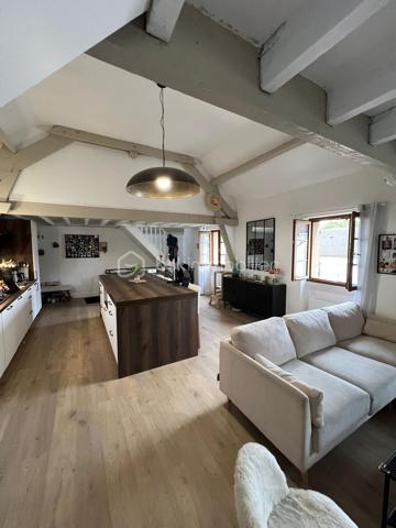 Pas de temps à perdre pour visiter cet appartement atypique, plein de charme, situé au cœur de la ville, à deux pas des commerces et de l'église de Servon. 
Vous serez séduit par sa grande pièce de vie avec sa cuisine ouverte, baignée de lumière et avec une belle hauteur de plafond et des poutres apparentes.
L'appartement se compose d'une entrée avec un escalier menant à la pièce de vie, une grande chambre, une salle d'eau avec WC. 
A chaque extrémité de la pièce de vie, se cachent deux mezzanines pouvant être chacune une chambre d'enfant ou un espace de travail. 
L'appartement a été refait à neuf en 2022. Le ballon d'eau chaude vient d'être changé. Doubles vitrages.
Faibles charges de copropriété d'environ 40€/an (3 copropriétaires). L'eau et le chauffage sont individuels.
Idéal pour un couple ou une famille avec un enfant ou deux enfants. 
La taxe Foncière de 2025 s'élève à 694 euros.
N'hésitez pas à me contacter.