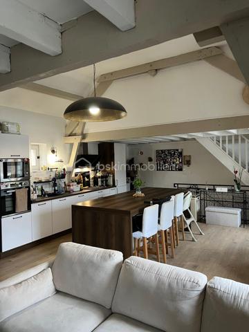 Pas de temps à perdre pour visiter cet appartement atypique, plein de charme, situé au cœur de la ville, à deux pas des commerces et de l'église de Servon. 
Vous serez séduit par sa grande pièce de vie avec sa cuisine ouverte, baignée de lumière et avec une belle hauteur de plafond et des poutres apparentes.
L'appartement se compose d'une entrée avec un escalier menant à la pièce de vie, une grande chambre, une salle d'eau avec WC. 
A chaque extrémité de la pièce de vie, se cachent deux mezzanines pouvant être chacune une chambre d'enfant ou un espace de travail. 
L'appartement a été refait à neuf en 2022. Le ballon d'eau chaude vient d'être changé. Doubles vitrages.
Faibles charges de copropriété d'environ 40€/an (3 copropriétaires). L'eau et le chauffage sont individuels.
Idéal pour un couple ou une famille avec un enfant ou deux enfants. 
La taxe Foncière de 2025 s'élève à 694 euros.
N'hésitez pas à me contacter.