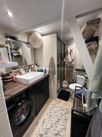 Pas de temps à perdre pour visiter cet appartement atypique, plein de charme, situé au cœur de la ville, à deux pas des commerces et de l'église de Servon. 
Vous serez séduit par sa grande pièce de vie avec sa cuisine ouverte, baignée de lumière et avec une belle hauteur de plafond et des poutres apparentes.
L'appartement se compose d'une entrée avec un escalier menant à la pièce de vie, une grande chambre, une salle d'eau avec WC. 
A chaque extrémité de la pièce de vie, se cachent deux mezzanines pouvant être chacune une chambre d'enfant ou un espace de travail. 
L'appartement a été refait à neuf en 2022. Le ballon d'eau chaude vient d'être changé. Doubles vitrages.
Faibles charges de copropriété d'environ 40€/an (3 copropriétaires). L'eau et le chauffage sont individuels.
Idéal pour un couple ou une famille avec un enfant ou deux enfants. 
La taxe Foncière de 2025 s'élève à 694 euros.
N'hésitez pas à me contacter.