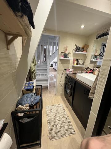 Pas de temps à perdre pour visiter cet appartement atypique, plein de charme, situé au cœur de la ville, à deux pas des commerces et de l'église de Servon. 
Vous serez séduit par sa grande pièce de vie avec sa cuisine ouverte, baignée de lumière et avec une belle hauteur de plafond et des poutres apparentes.
L'appartement se compose d'une entrée avec un escalier menant à la pièce de vie, une grande chambre, une salle d'eau avec WC. 
A chaque extrémité de la pièce de vie, se cachent deux mezzanines pouvant être chacune une chambre d'enfant ou un espace de travail. 
L'appartement a été refait à neuf en 2022. Le ballon d'eau chaude vient d'être changé. Doubles vitrages.
Faibles charges de copropriété d'environ 40€/an (3 copropriétaires). L'eau et le chauffage sont individuels.
Idéal pour un couple ou une famille avec un enfant ou deux enfants. 
La taxe Foncière de 2025 s'élève à 694 euros.
N'hésitez pas à me contacter.