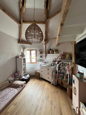 Pas de temps à perdre pour visiter cet appartement atypique, plein de charme, situé au cœur de la ville, à deux pas des commerces et de l'église de Servon. 
Vous serez séduit par sa grande pièce de vie avec sa cuisine ouverte, baignée de lumière et avec une belle hauteur de plafond et des poutres apparentes.
L'appartement se compose d'une entrée avec un escalier menant à la pièce de vie, une grande chambre, une salle d'eau avec WC. 
A chaque extrémité de la pièce de vie, se cachent deux mezzanines pouvant être chacune une chambre d'enfant ou un espace de travail. 
L'appartement a été refait à neuf en 2022. Le ballon d'eau chaude vient d'être changé. Doubles vitrages.
Faibles charges de copropriété d'environ 40€/an (3 copropriétaires). L'eau et le chauffage sont individuels.
Idéal pour un couple ou une famille avec un enfant ou deux enfants. 
La taxe Foncière de 2025 s'élève à 694 euros.
N'hésitez pas à me contacter.