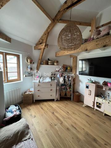 Pas de temps à perdre pour visiter cet appartement atypique, plein de charme, situé au cœur de la ville, à deux pas des commerces et de l'église de Servon. 
Vous serez séduit par sa grande pièce de vie avec sa cuisine ouverte, baignée de lumière et avec une belle hauteur de plafond et des poutres apparentes.
L'appartement se compose d'une entrée avec un escalier menant à la pièce de vie, une grande chambre, une salle d'eau avec WC. 
A chaque extrémité de la pièce de vie, se cachent deux mezzanines pouvant être chacune une chambre d'enfant ou un espace de travail. 
L'appartement a été refait à neuf en 2022. Le ballon d'eau chaude vient d'être changé. Doubles vitrages.
Faibles charges de copropriété d'environ 40€/an (3 copropriétaires). L'eau et le chauffage sont individuels.
Idéal pour un couple ou une famille avec un enfant ou deux enfants. 
La taxe Foncière de 2025 s'élève à 694 euros.
N'hésitez pas à me contacter.