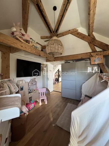 Pas de temps à perdre pour visiter cet appartement atypique, plein de charme, situé au cœur de la ville, à deux pas des commerces et de l'église de Servon. 
Vous serez séduit par sa grande pièce de vie avec sa cuisine ouverte, baignée de lumière et avec une belle hauteur de plafond et des poutres apparentes.
L'appartement se compose d'une entrée avec un escalier menant à la pièce de vie, une grande chambre, une salle d'eau avec WC. 
A chaque extrémité de la pièce de vie, se cachent deux mezzanines pouvant être chacune une chambre d'enfant ou un espace de travail. 
L'appartement a été refait à neuf en 2022. Le ballon d'eau chaude vient d'être changé. Doubles vitrages.
Faibles charges de copropriété d'environ 40€/an (3 copropriétaires). L'eau et le chauffage sont individuels.
Idéal pour un couple ou une famille avec un enfant ou deux enfants. 
La taxe Foncière de 2025 s'élève à 694 euros.
N'hésitez pas à me contacter.