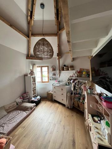 Pas de temps à perdre pour visiter cet appartement atypique, plein de charme, situé au cœur de la ville, à deux pas des commerces et de l'église de Servon. 
Vous serez séduit par sa grande pièce de vie avec sa cuisine ouverte, baignée de lumière et avec une belle hauteur de plafond et des poutres apparentes.
L'appartement se compose d'une entrée avec un escalier menant à la pièce de vie, une grande chambre, une salle d'eau avec WC. 
A chaque extrémité de la pièce de vie, se cachent deux mezzanines pouvant être chacune une chambre d'enfant ou un espace de travail. 
L'appartement a été refait à neuf en 2022. Le ballon d'eau chaude vient d'être changé. Doubles vitrages.
Faibles charges de copropriété d'environ 40€/an (3 copropriétaires). L'eau et le chauffage sont individuels.
Idéal pour un couple ou une famille avec un enfant ou deux enfants. 
La taxe Foncière de 2025 s'élève à 694 euros.
N'hésitez pas à me contacter.