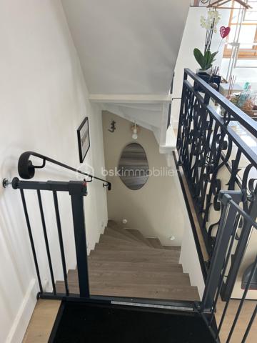 Pas de temps à perdre pour visiter cet appartement atypique, plein de charme, situé au cœur de la ville, à deux pas des commerces et de l'église de Servon. 
Vous serez séduit par sa grande pièce de vie avec sa cuisine ouverte, baignée de lumière et avec une belle hauteur de plafond et des poutres apparentes.
L'appartement se compose d'une entrée avec un escalier menant à la pièce de vie, une grande chambre, une salle d'eau avec WC. 
A chaque extrémité de la pièce de vie, se cachent deux mezzanines pouvant être chacune une chambre d'enfant ou un espace de travail. 
L'appartement a été refait à neuf en 2022. Le ballon d'eau chaude vient d'être changé. Doubles vitrages.
Faibles charges de copropriété d'environ 40€/an (3 copropriétaires). L'eau et le chauffage sont individuels.
Idéal pour un couple ou une famille avec un enfant ou deux enfants. 
La taxe Foncière de 2025 s'élève à 694 euros.
N'hésitez pas à me contacter.