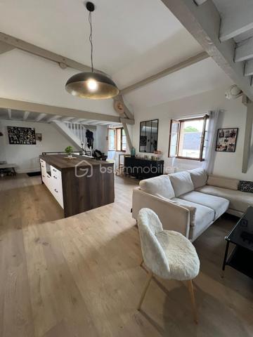 Pas de temps à perdre pour visiter cet appartement atypique, plein de charme, situé au cœur de la ville, à deux pas des commerces et de l'église de Servon. 
Vous serez séduit par sa grande pièce de vie avec sa cuisine ouverte, baignée de lumière et avec une belle hauteur de plafond et des poutres apparentes.
L'appartement se compose d'une entrée avec un escalier menant à la pièce de vie, une grande chambre, une salle d'eau avec WC. 
A chaque extrémité de la pièce de vie, se cachent deux mezzanines pouvant être chacune une chambre d'enfant ou un espace de travail. 
L'appartement a été refait à neuf en 2022. Le ballon d'eau chaude vient d'être changé. Doubles vitrages.
Faibles charges de copropriété d'environ 40€/an (3 copropriétaires). L'eau et le chauffage sont individuels.
Idéal pour un couple ou une famille avec un enfant ou deux enfants. 
La taxe Foncière de 2025 s'élève à 694 euros.
N'hésitez pas à me contacter.