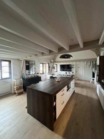 Pas de temps à perdre pour visiter cet appartement atypique, plein de charme, situé au cœur de la ville, à deux pas des commerces et de l'église de Servon. 
Vous serez séduit par sa grande pièce de vie avec sa cuisine ouverte, baignée de lumière et avec une belle hauteur de plafond et des poutres apparentes.
L'appartement se compose d'une entrée avec un escalier menant à la pièce de vie, une grande chambre, une salle d'eau avec WC. 
A chaque extrémité de la pièce de vie, se cachent deux mezzanines pouvant être chacune une chambre d'enfant ou un espace de travail. 
L'appartement a été refait à neuf en 2022. Le ballon d'eau chaude vient d'être changé. Doubles vitrages.
Faibles charges de copropriété d'environ 40€/an (3 copropriétaires). L'eau et le chauffage sont individuels.
Idéal pour un couple ou une famille avec un enfant ou deux enfants. 
La taxe Foncière de 2025 s'élève à 694 euros.
N'hésitez pas à me contacter.