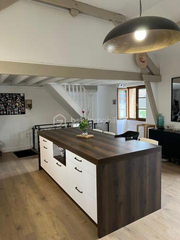 Pas de temps à perdre pour visiter cet appartement atypique, plein de charme, situé au cœur de la ville, à deux pas des commerces et de l'église de Servon. 
Vous serez séduit par sa grande pièce de vie avec sa cuisine ouverte, baignée de lumière et avec une belle hauteur de plafond et des poutres apparentes.
L'appartement se compose d'une entrée avec un escalier menant à la pièce de vie, une grande chambre, une salle d'eau avec WC. 
A chaque extrémité de la pièce de vie, se cachent deux mezzanines pouvant être chacune une chambre d'enfant ou un espace de travail. 
L'appartement a été refait à neuf en 2022. Le ballon d'eau chaude vient d'être changé. Doubles vitrages.
Faibles charges de copropriété d'environ 40€/an (3 copropriétaires). L'eau et le chauffage sont individuels.
Idéal pour un couple ou une famille avec un enfant ou deux enfants. 
La taxe Foncière de 2025 s'élève à 694 euros.
N'hésitez pas à me contacter.