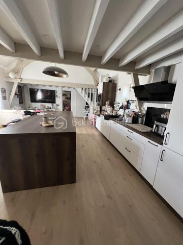 Pas de temps à perdre pour visiter cet appartement atypique, plein de charme, situé au cœur de la ville, à deux pas des commerces et de l'église de Servon. 
Vous serez séduit par sa grande pièce de vie avec sa cuisine ouverte, baignée de lumière et avec une belle hauteur de plafond et des poutres apparentes.
L'appartement se compose d'une entrée avec un escalier menant à la pièce de vie, une grande chambre, une salle d'eau avec WC. 
A chaque extrémité de la pièce de vie, se cachent deux mezzanines pouvant être chacune une chambre d'enfant ou un espace de travail. 
L'appartement a été refait à neuf en 2022. Le ballon d'eau chaude vient d'être changé. Doubles vitrages.
Faibles charges de copropriété d'environ 40€/an (3 copropriétaires). L'eau et le chauffage sont individuels.
Idéal pour un couple ou une famille avec un enfant ou deux enfants. 
La taxe Foncière de 2025 s'élève à 694 euros.
N'hésitez pas à me contacter.