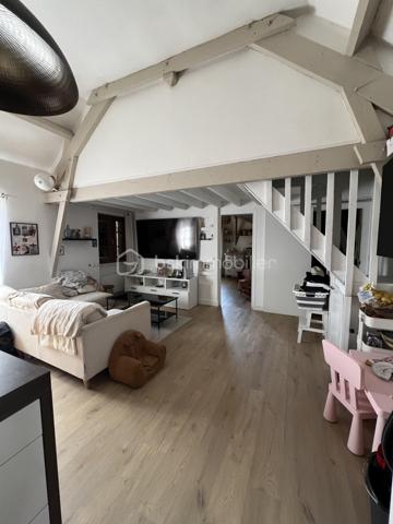 Pas de temps à perdre pour visiter cet appartement atypique, plein de charme, situé au cœur de la ville, à deux pas des commerces et de l'église de Servon. 
Vous serez séduit par sa grande pièce de vie avec sa cuisine ouverte, baignée de lumière et avec une belle hauteur de plafond et des poutres apparentes.
L'appartement se compose d'une entrée avec un escalier menant à la pièce de vie, une grande chambre, une salle d'eau avec WC. 
A chaque extrémité de la pièce de vie, se cachent deux mezzanines pouvant être chacune une chambre d'enfant ou un espace de travail. 
L'appartement a été refait à neuf en 2022. Le ballon d'eau chaude vient d'être changé. Doubles vitrages.
Faibles charges de copropriété d'environ 40€/an (3 copropriétaires). L'eau et le chauffage sont individuels.
Idéal pour un couple ou une famille avec un enfant ou deux enfants. 
La taxe Foncière de 2025 s'élève à 694 euros.
N'hésitez pas à me contacter.