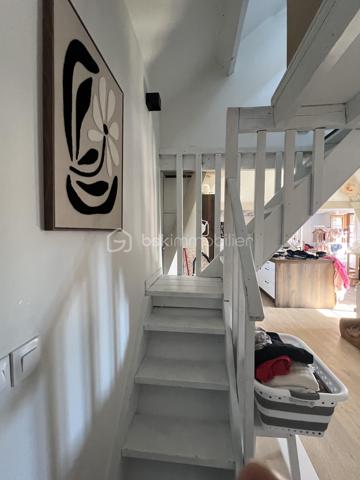 Pas de temps à perdre pour visiter cet appartement atypique, plein de charme, situé au cœur de la ville, à deux pas des commerces et de l'église de Servon. 
Vous serez séduit par sa grande pièce de vie avec sa cuisine ouverte, baignée de lumière et avec une belle hauteur de plafond et des poutres apparentes.
L'appartement se compose d'une entrée avec un escalier menant à la pièce de vie, une grande chambre, une salle d'eau avec WC. 
A chaque extrémité de la pièce de vie, se cachent deux mezzanines pouvant être chacune une chambre d'enfant ou un espace de travail. 
L'appartement a été refait à neuf en 2022. Le ballon d'eau chaude vient d'être changé. Doubles vitrages.
Faibles charges de copropriété d'environ 40€/an (3 copropriétaires). L'eau et le chauffage sont individuels.
Idéal pour un couple ou une famille avec un enfant ou deux enfants. 
La taxe Foncière de 2025 s'élève à 694 euros.
N'hésitez pas à me contacter.