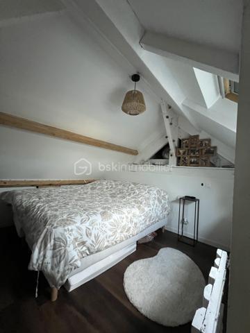 Pas de temps à perdre pour visiter cet appartement atypique, plein de charme, situé au cœur de la ville, à deux pas des commerces et de l'église de Servon. 
Vous serez séduit par sa grande pièce de vie avec sa cuisine ouverte, baignée de lumière et avec une belle hauteur de plafond et des poutres apparentes.
L'appartement se compose d'une entrée avec un escalier menant à la pièce de vie, une grande chambre, une salle d'eau avec WC. 
A chaque extrémité de la pièce de vie, se cachent deux mezzanines pouvant être chacune une chambre d'enfant ou un espace de travail. 
L'appartement a été refait à neuf en 2022. Le ballon d'eau chaude vient d'être changé. Doubles vitrages.
Faibles charges de copropriété d'environ 40€/an (3 copropriétaires). L'eau et le chauffage sont individuels.
Idéal pour un couple ou une famille avec un enfant ou deux enfants. 
La taxe Foncière de 2025 s'élève à 694 euros.
N'hésitez pas à me contacter.