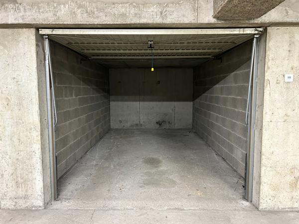 Garage sécurisé avec porte automatisée et électricité
