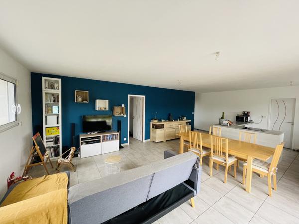 Maison de plain pied récente avec 3 chambres, jardin et garage