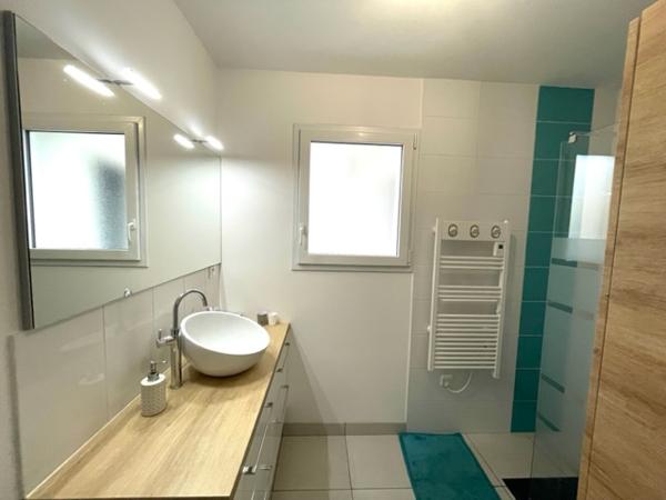 Maison de plain pied récente avec 3 chambres, jardin et garage