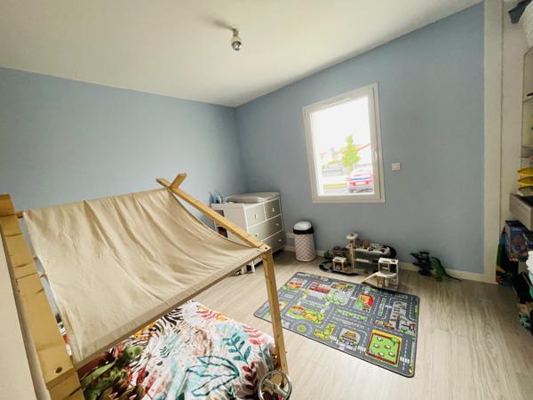 Maison de plain pied récente avec 3 chambres, jardin et garage