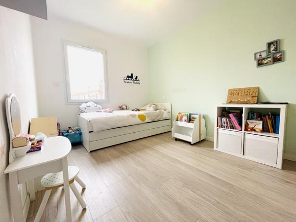 Maison de plain pied récente avec 3 chambres, jardin et garage