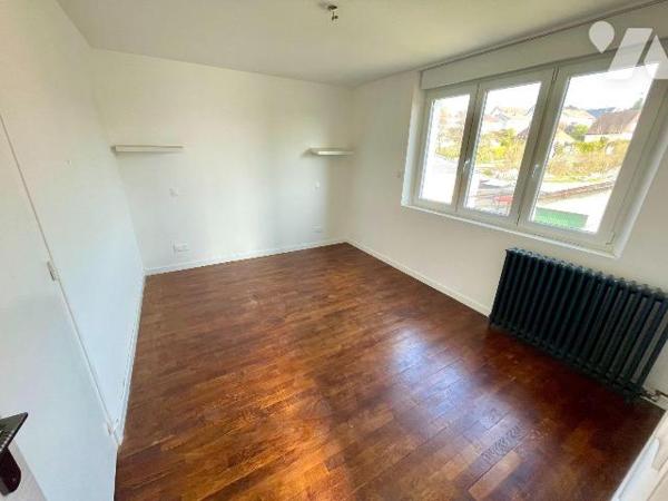 MAISON RENOVEE AVEC JARDIN.
A VENDRE A RETHEL, proche gare (à 1h15 de Paris gare de l'Est et 3...
