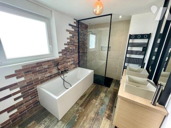 MAISON RENOVEE AVEC JARDIN.
A VENDRE A RETHEL, proche gare (à 1h15 de Paris gare de l'Est et 3...