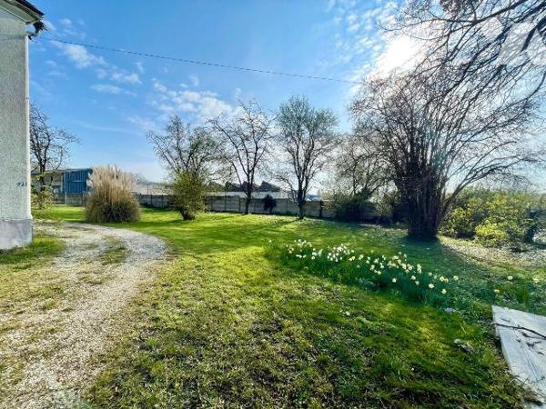 MAISON RENOVEE AVEC JARDIN.
A VENDRE A RETHEL, proche gare (à 1h15 de Paris gare de l'Est et 3...