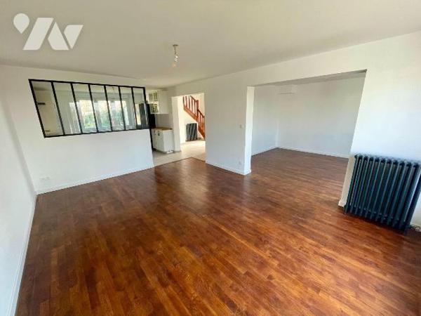 MAISON RENOVEE AVEC JARDIN.
A VENDRE A RETHEL, proche gare (à 1h15 de Paris gare de l'Est et 3...
