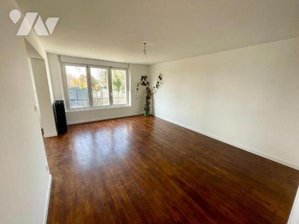 MAISON RENOVEE AVEC JARDIN.
A VENDRE A RETHEL, proche gare (à 1h15 de Paris gare de l'Est et 3...