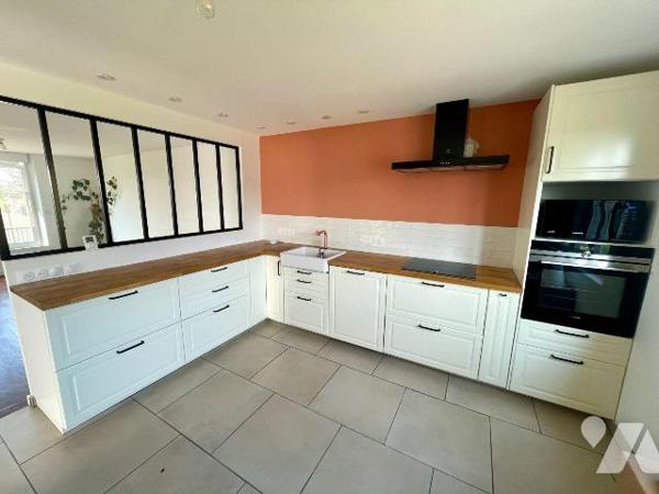 MAISON RENOVEE AVEC JARDIN.
A VENDRE A RETHEL, proche gare (à 1h15 de Paris gare de l'Est et 3...