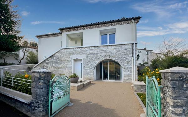 Maison à vendre    5 pièces • 130 m2 Notre-Dame-de-Sanilhac