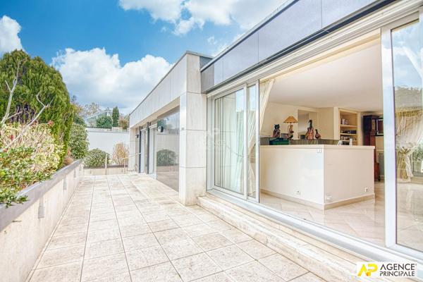 Versailles Glatigny Appartement 6 pièces 174 m² 1er et dernier étage avec ascenseur, terrasses de 91m² et 3 places de parking en sous-sol 1 395 000 € **  - Référence  28216