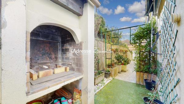 Charmante maison avec cour, garage et plusieurs pièces à vivre dans un village proche de Carcassonne.