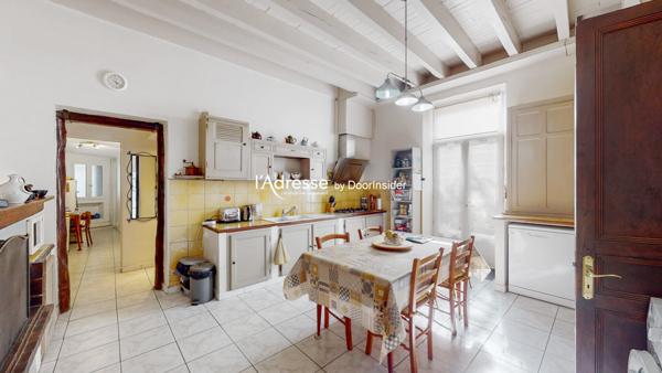 Charmante maison avec cour, garage et plusieurs pièces à vivre dans un village proche de Carcassonne.