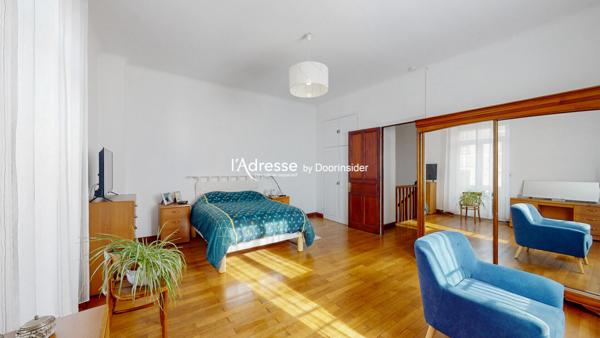 Charmante maison avec cour, garage et plusieurs pièces à vivre dans un village proche de Carcassonne.